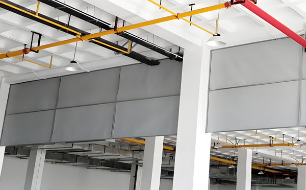 商场防烟分区常闭节点：木垒挡烟垂壁高度与控制器接线图解