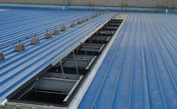 某城市大型商业综合体中庭木垒排烟窗工程