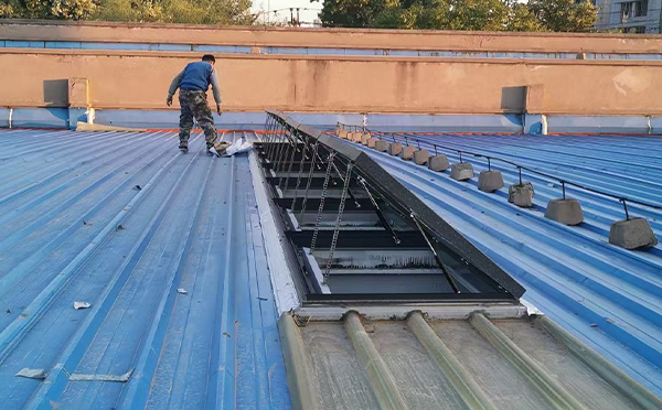 某区域性物流仓储中心木垒排烟窗系统安装项目